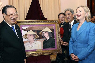 Vẫn như 10 năm trước, bà Hillary được đón tiếp nồng hậu, không chỉ bởi quan chức chính phủ mà còn bởi người dân Việt Nam. Trong ảnh là Ngoại trưởng Việt Nam Phạm Gia Khiêm (trái) trao tặng tranh về mẹ con bà Hillary trong chuyến thăm năm 2000.